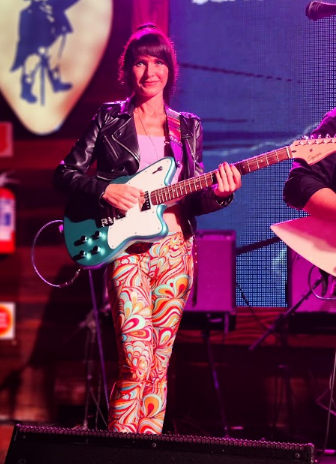 I'm soooo lucky girl being able to perform with my beloved guitar 🎸👩&zwj;🎤🤘 would you come to my concert<a href="/tag/mvsales"class="tags"><span>#mvsales</span></a>