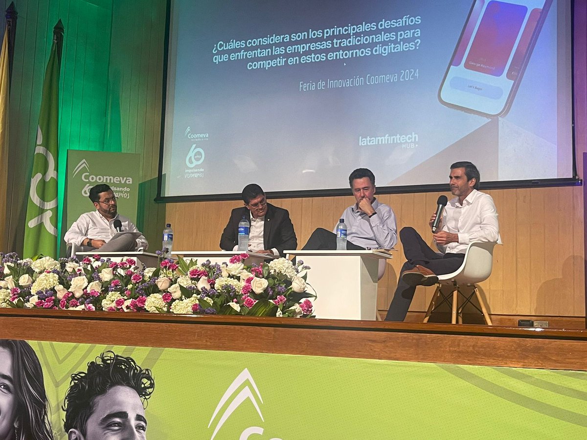 BancoWOficial's tweet photo. Nuestro presidente José Alejandro Guerrero en el Foro ‘liderando la transformación’ con Alfredo Arana, presidente de @Grupo_Coomeva y Juan Pablo Cruz, presidente de Banco Union, discutiendo los retos de empresas tradicionales en entornos digitales. #lasemanadelainnovacion https://t.co/WfqBqMpAMd