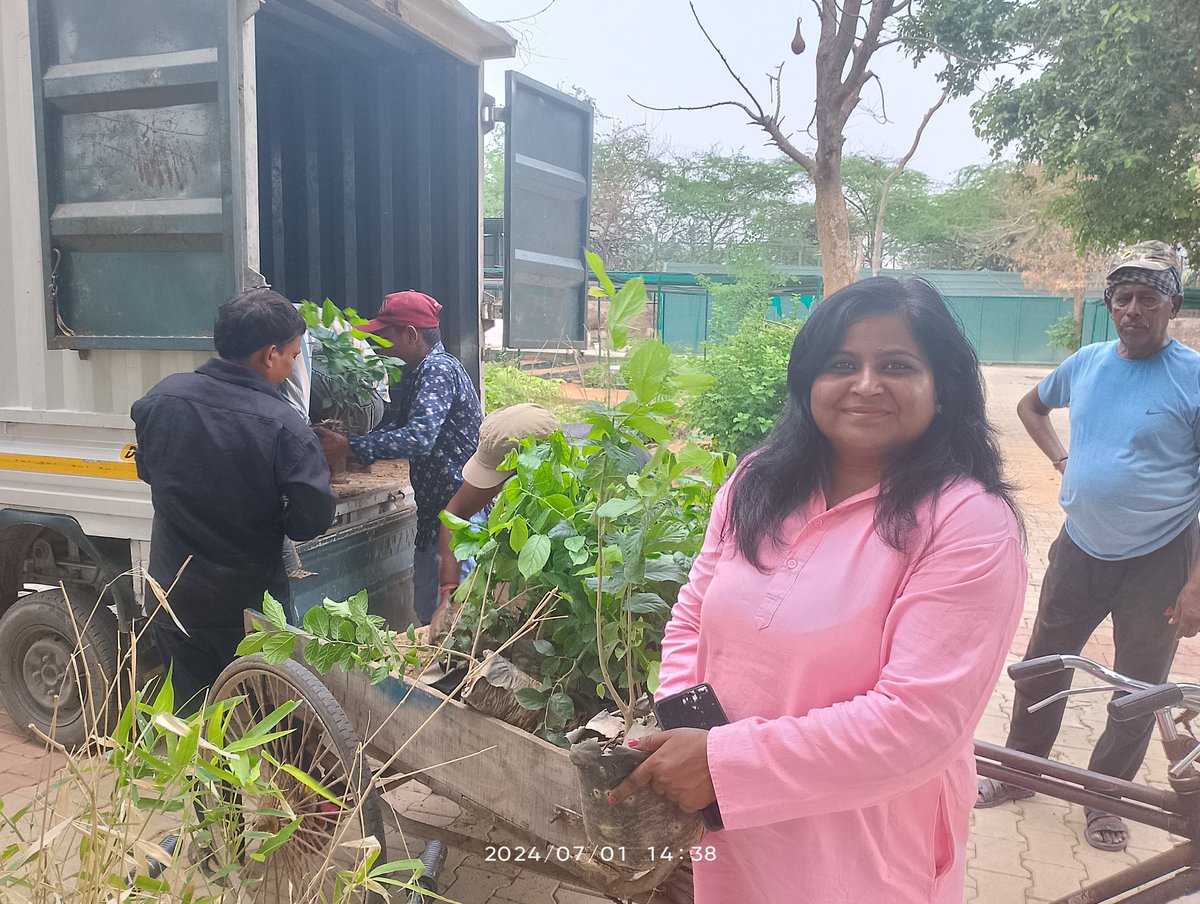 आज मैंने और मेरे फाउंडेशन एसके ट्रस्ट ने जीके 2 एन्क्लेव के एमसीडी पार्क में 600 पौधे लगाने का संकल्प लिया। हम बढ़ते तापमान को कम करने के लिए इस धरती माँ को हरा-भरा बनाने का संकल्प लेते हैं।
<a href="/byadavbjp/">Bhupender Yadav</a> <a href="/blsanthosh/">B L Santhosh</a>