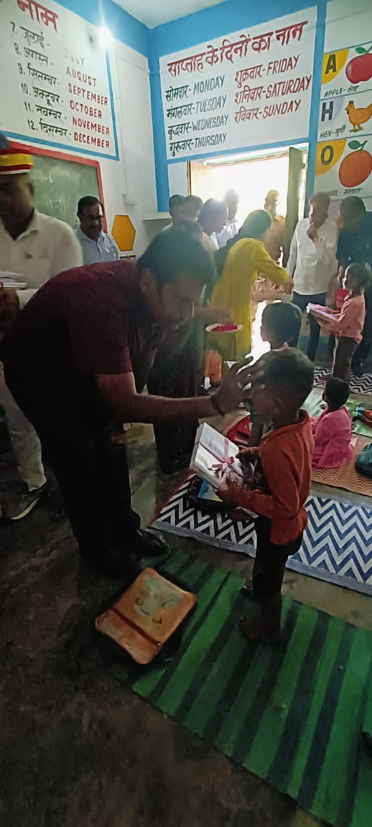 ग्रीष्मावकाश के उपरान्त विद्यालय खुलने पर नए सत्र के शुभारंभ पर कम्पोजिट विद्यालय मधुबेनिया में छात्र-छात्राओं को तिलक लगाकर माला पहनाकर एवं गुलदस्ता देकर <a href="/dmsid1/">DM Siddharthnagar</a>  द्वारा स्वागत किया गया तथा उनके उज्ज्वल भविष्य की कामना की गई।