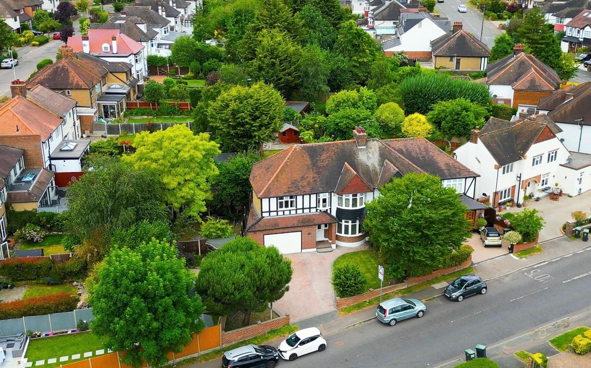 WeAreChurchills's tweet image. This 5 bedroom semi-detached home is on one of my favourite roads in #BuckhurstHill 🌳♥️

See inside here 👉🏼 churchill-estates.co.uk/property/33202…

#5bed #buckhursthillestateagents #buckhursthillestateagent #IG9