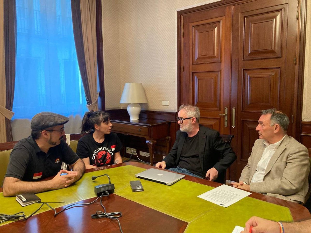 "Hoy nos hemos reunido con los equipos de Ione Belarra, Podemos, y de Rafael Cofiño,  Enrique Santiago y Enrique López de Sumar.