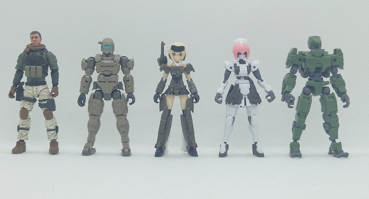 Robo_fac's tweet image. 手元にあるだいたい1/24スケールとして遊べる玩具。
右に行くほどメカ臭？が高い。(というか半数以上がロボット

左から
#darksource (に付属する人形)
#ヘキサギア
#FAGハンドスケール
#アーマードパペット ×2
(女型は人間寄りのフォルムなので置いてみた)

今考えるとパラポーンも置くべきだったか。