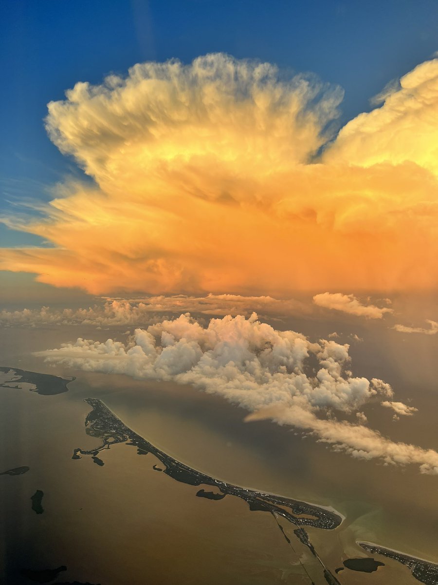 Peterpilot379's tweet photo. Sometimes the view from the office is simply spectacular! ✈️ https://t.co/OSUjY326FC
