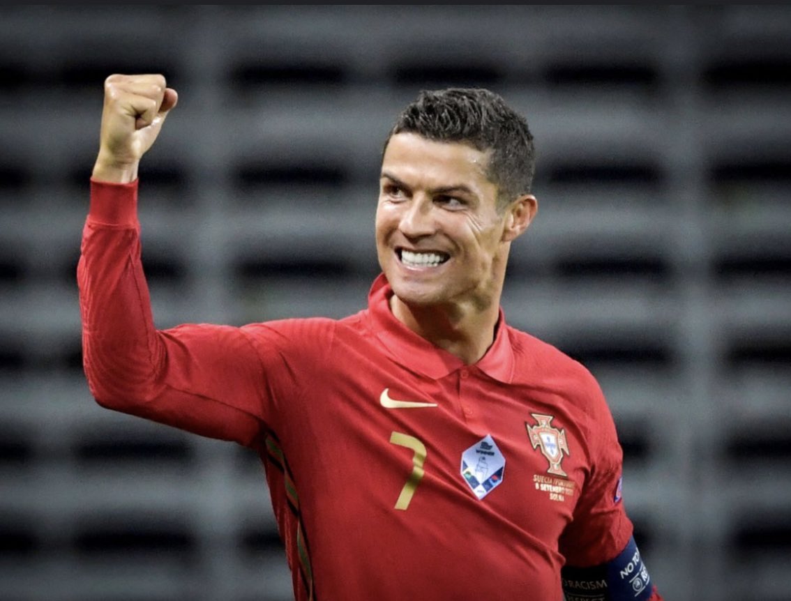Barney_stlnson's tweet photo. Recordatorio de que hoy juega el mejor jugador de esta competición, don Cristiano Ronaldo Dos Santos Aveiro.
Hoy este tío marca un doblete.
Ponte el traje!!👔😡 https://t.co/kGDINkq5iJ
