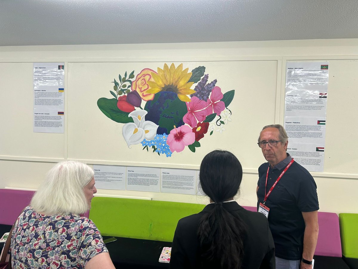 Brent Thomas from Eastside Primetimers Foundation who have led our social action initiative centring on conflict with Governor Elaine Norman listening to the social action team discuss their mural, flowers from conflicts so they will never be forgotten 👑