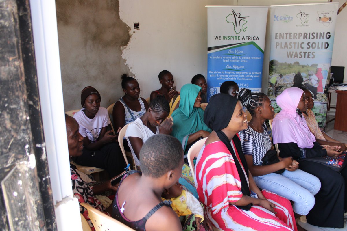 We_Inspirefrica's tweet photo. On 29/6/2024,  22 youth and young mothers were trained from Bamburi Ward on plastic urban farming. The session promoted sustainable practices, household food security, and economic empowerment. Participants visited kitchen gardens and expressed eagerness to join the project. https://t.co/4umKlhHa36