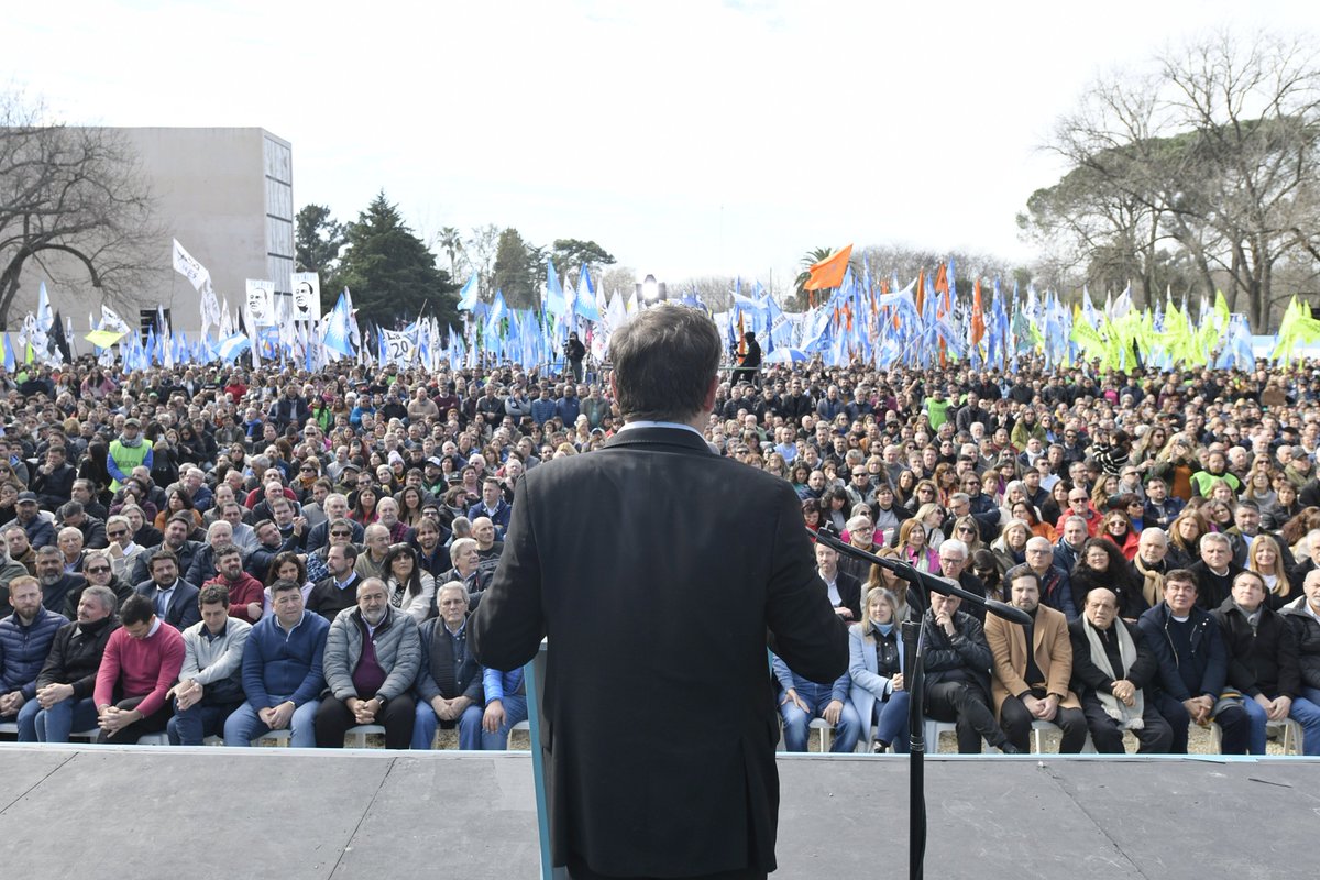 Kicillofok's tweet photo. Venimos a reafirmar la vigencia de las ideas de Perón y a sostener que frente al actual experimento anarco-capitalista que tanto daño le está haciendo a nuestro pueblo la alternativa se llama peronismo. Algunos pensarán que estamos acá para recordar el pasado, pero se equivocan: estamos para construir el futuro.  
 
A 50 años del paso a la inmortalidad del general Perón, nos encontramos junto a compañeros y compañeras para rendirle homenaje en la histórica Quinta de San Vicente. El peronismo sigue de pie y va derecho al futuro para construir una Patria justa, libre y soberana. 
 
Gracias @LuciaCorpacci, @QuintelaRicardo, José Luis Gioja, Máximo Kirchner, @RossiAgustinOk, conducción de la CGT y autoridades sindicales, intendentes e intendentas, diputados y diputadas, senadores y senadoras nacionales y provinciales y organismos de derechos humanos por ser parte de este acto.
