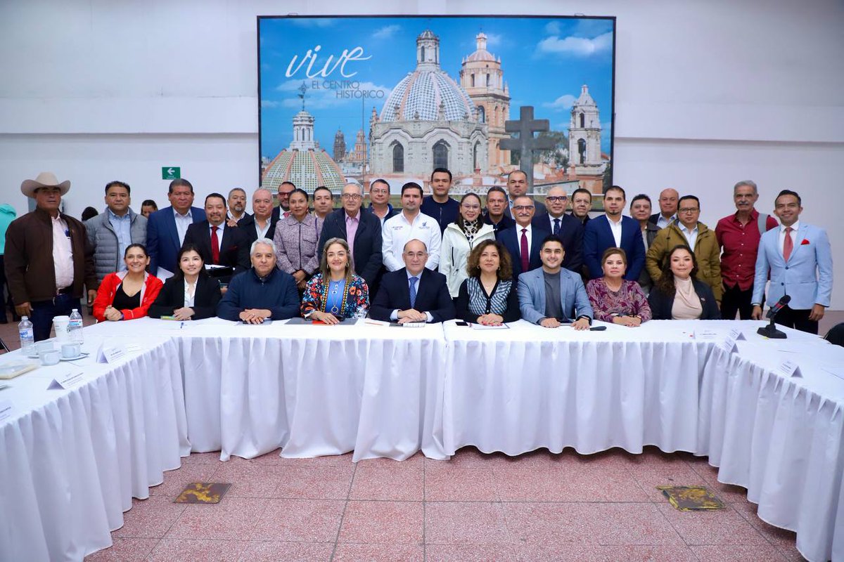 EF_Galindo's tweet photo. Me reuní con mi gabinete para alistar el proceso de entrega-recepción y el tercer Informe de Gobierno. Además, iniciamos la conformación del plan de trabajo para los próximos años.

Agradezco el compromiso de mi equipo que se mantuvo trabajando en beneficio de nuestra ciudad. https://t.co/BeLDmPW0sa
