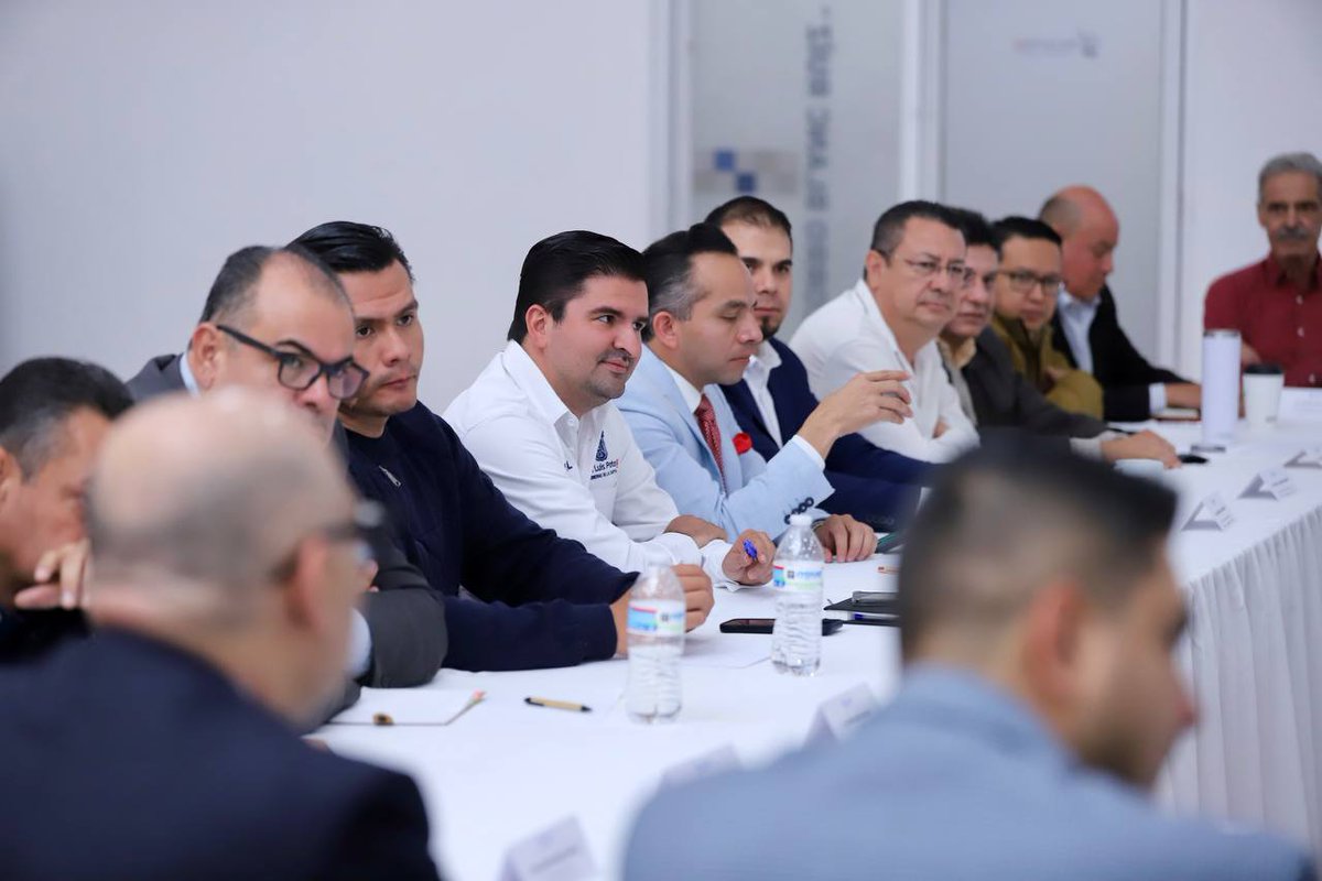 EF_Galindo's tweet photo. Me reuní con mi gabinete para alistar el proceso de entrega-recepción y el tercer Informe de Gobierno. Además, iniciamos la conformación del plan de trabajo para los próximos años.

Agradezco el compromiso de mi equipo que se mantuvo trabajando en beneficio de nuestra ciudad. https://t.co/BeLDmPW0sa