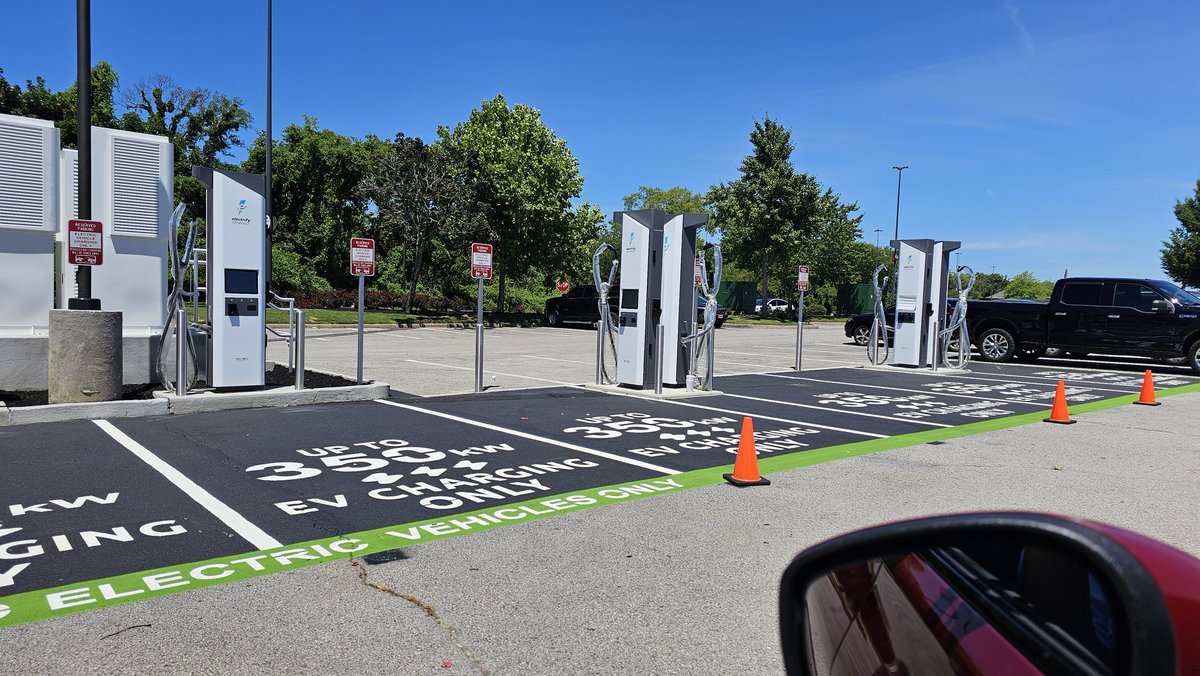 TJTaylor71's tweet photo. @ElectrifyAm When are these scheduled to be opened? These are located at Opry Mills https://t.co/byktoZBmey Nashville, TN. Your legacy chargers at Willowbook Commons are being upgraded, so we have zero chargers available in Metro Nashville. https://t.co/Egf2hiJypL