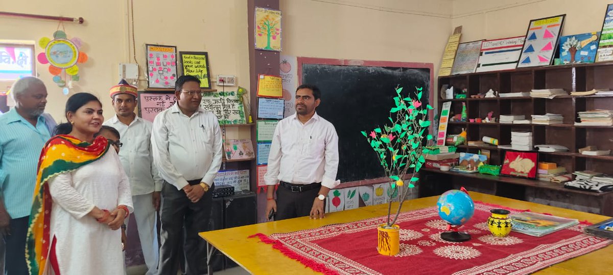 ग्रीष्मावकाश के उपरान्त विद्यालय खुलने पर नए सत्र के शुभारंभ पर प्राथमिक विद्यालय सनई लंगड़ी में छात्र-छात्राओं को तिलक लगाकर माला पहनाकर देकर <a href="/Cdosid1/">CDO Siddharthnagar</a>  द्वारा स्वागत किया गया तथा उनके उज्ज्वल भविष्य की कामना की गई। <a href="/dmsid1/">DM Siddharthnagar</a> <a href="/EduMinOfIndia/">Ministry of Education</a> <a href="/CMOfficeUP/">CM Office, GoUP</a>