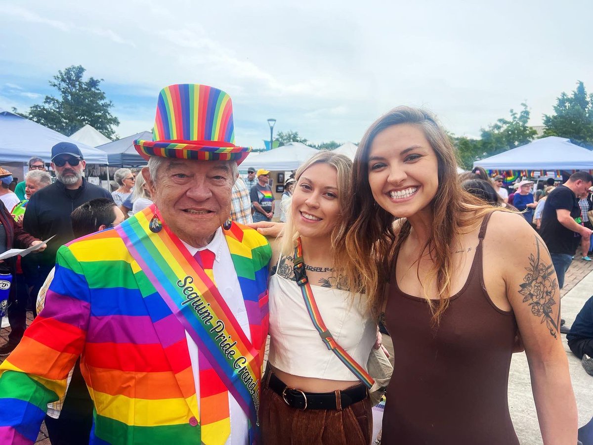 🏳️‍🌈HAPPY PRIDE! My lady love @c0c0anut  first pride in the little town we have loved calling home over the last year.  Sequim Pride is put on by amazing volunteers, in its third year! Did any of you go to #Pride this year? This was probably my 25th or 30th to attend, I love Pride!