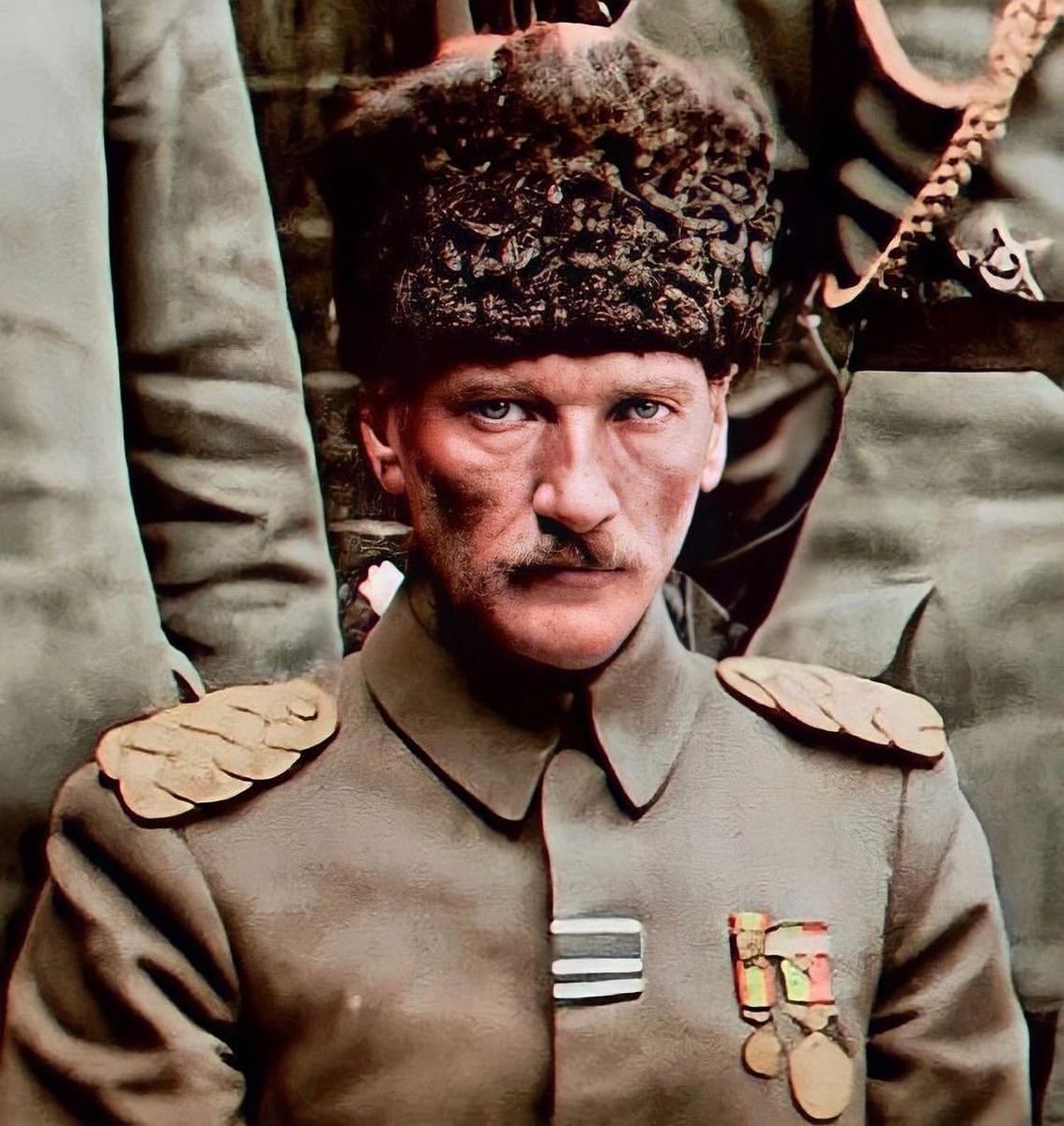 Yine bir kahramanlık hikayesi yükleniyor..ülkeyi bu duruma düşürenlerin,kahramanlık rolü oynamasına izin vermeyin!..

Benim tek bir Kahramanım var..

Mustafa Kemal Atatürk 🇹🇷❤️