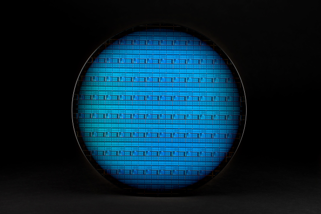 RKOlson's tweet photo. Jim Clarke, director of the Quantum Lab at Intel, explains Intel’s approach to quantum computing and how Intel is leveraging its expertise in advanced transistor-based design to implement qubit chips on 300-mm wafers. #IAmIntel https://t.co/g6ScoTZI7G https://t.co/gp7cR9w58b