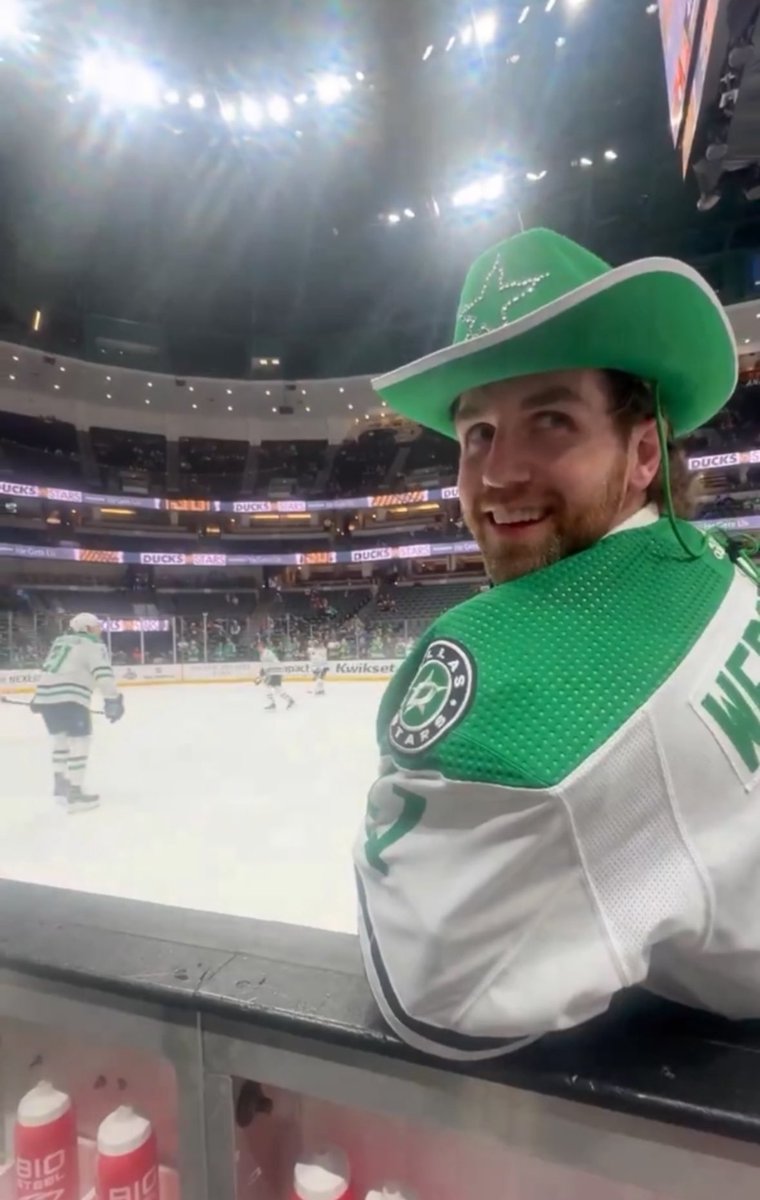 Phleather's tweet photo. Scott Wedgewood appreciation post !!!! Thank you @wedgewall for being my emotional support backup goalie and all around favorite player the last few years and for having a great name to make an iconic pun with (see signs in pics)!! 💚🌟💚 https://t.co/wi5nQjc8wC