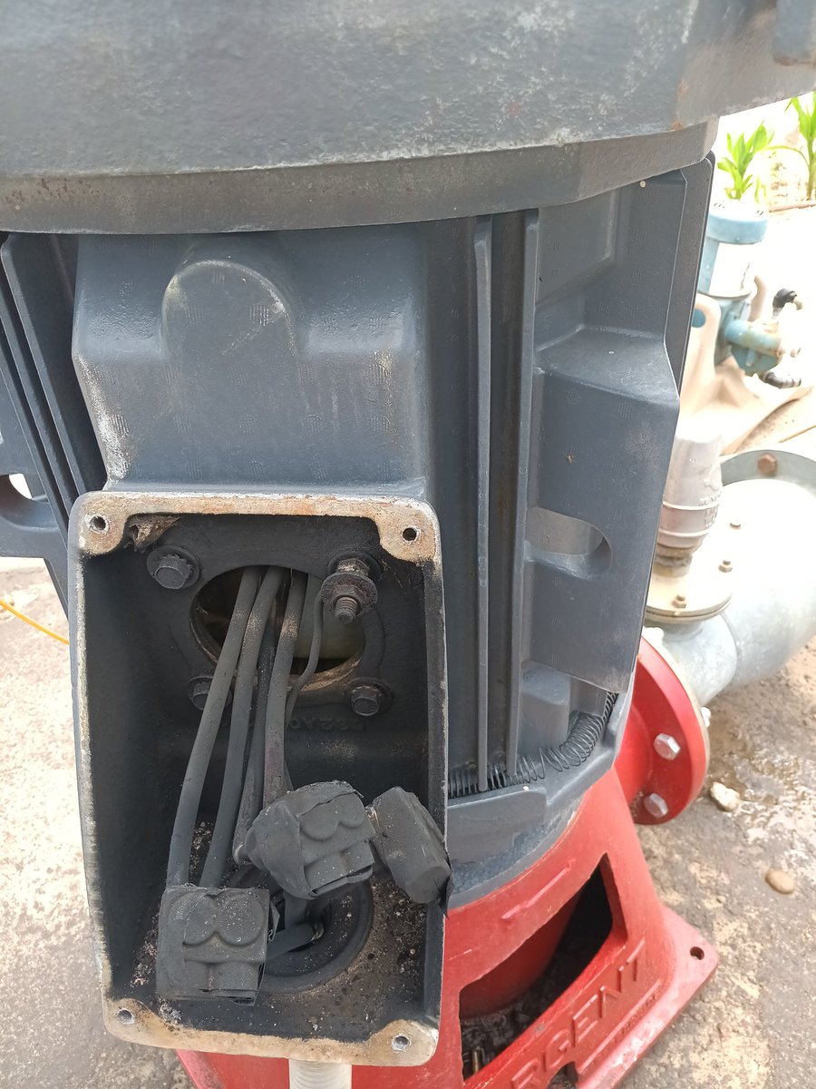 PartchRandy's tweet photo. These are a terrible idea for wiring big motors @Krut74 #irrigate24 https://t.co/Ox1vQcMQU2