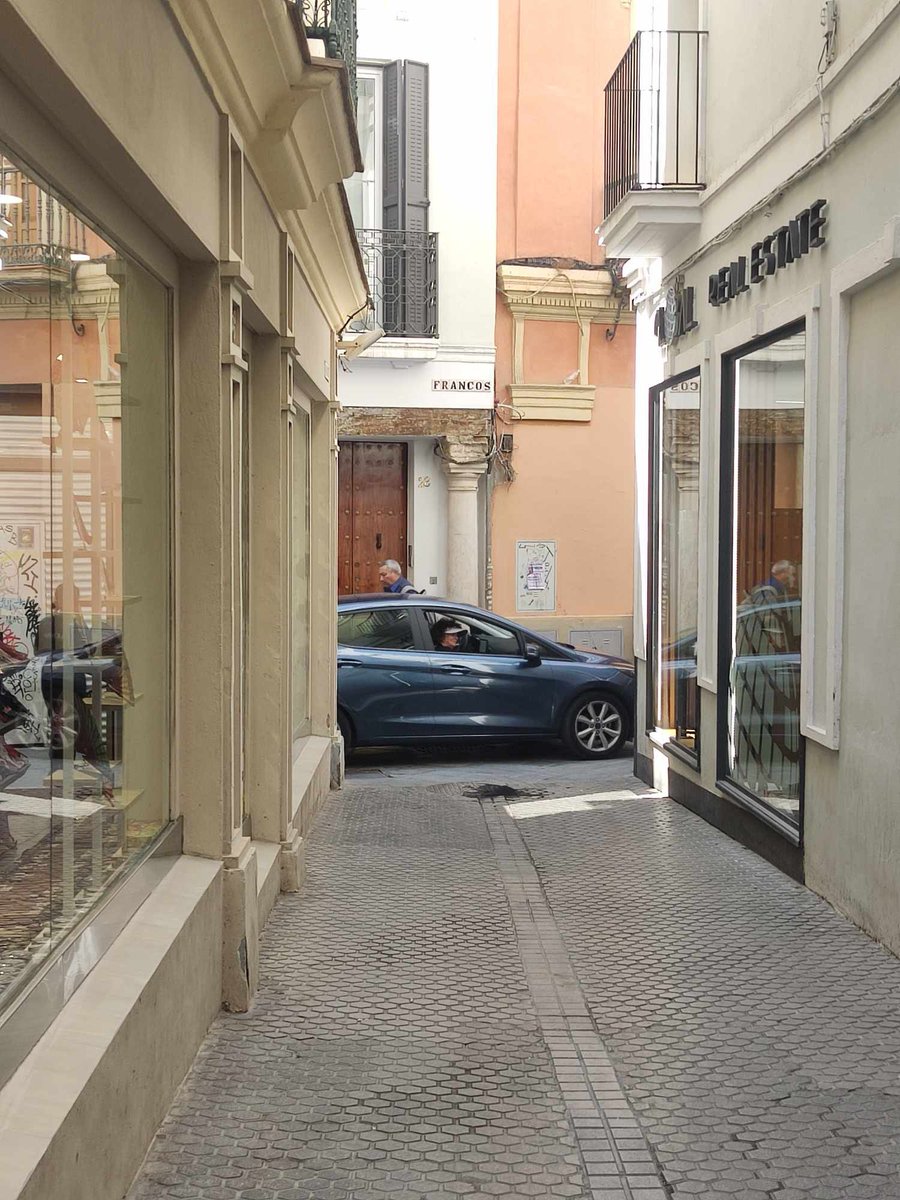 Turista circulando con su coche por Calle Francos con total impunidad.
¿Te imaginas que fuera sevillano..? 👮‍♀️🚨

No olvidéis nunca el plan para Sevilla de todos los políticos vendidos a sus lobbies:

❌ Tú no.
✅ Ellos sí.

🗳️#Quedan3años