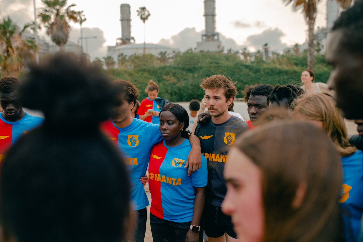 CarlosCuevas44's tweet photo. BARÇA O BARZAKH es la frase que las personas de Senegal dicen antes de emprender su peligroso viaje hacia Europa a bordo de un cayuco. Quiere decir "Barcelona o muerte", llegar o morir en el intento.
(1/3) https://t.co/2JFg9qoKqo