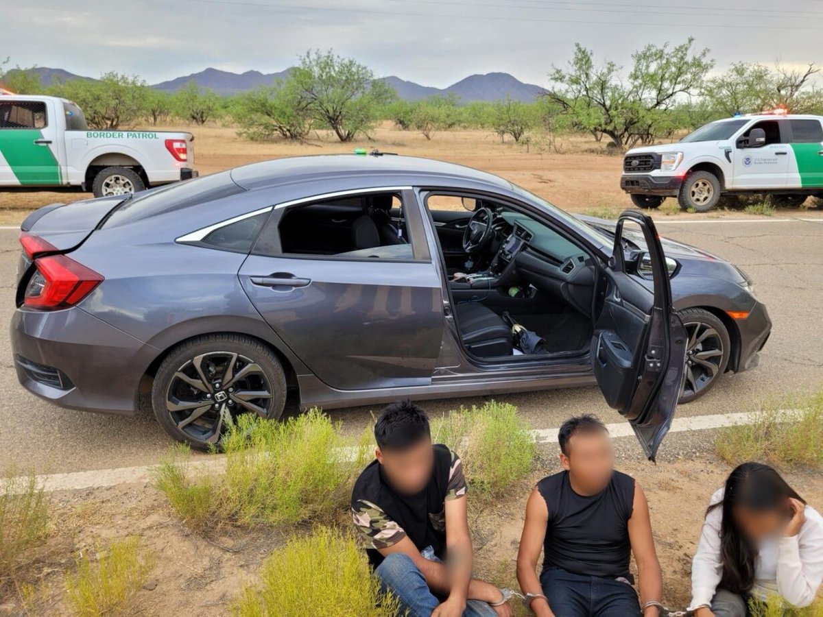 USBPChiefTCA's tweet image. 6/20: Three Points Station camera operators observed individuals enter a sedan near the border. Responding agents stopped the vehicle near San Miguel, AZ, and arrested 2 U.S. citizens for #HumanSmuggling.

The smuggled migrants were rescued from inside the trunk. #GreatWork