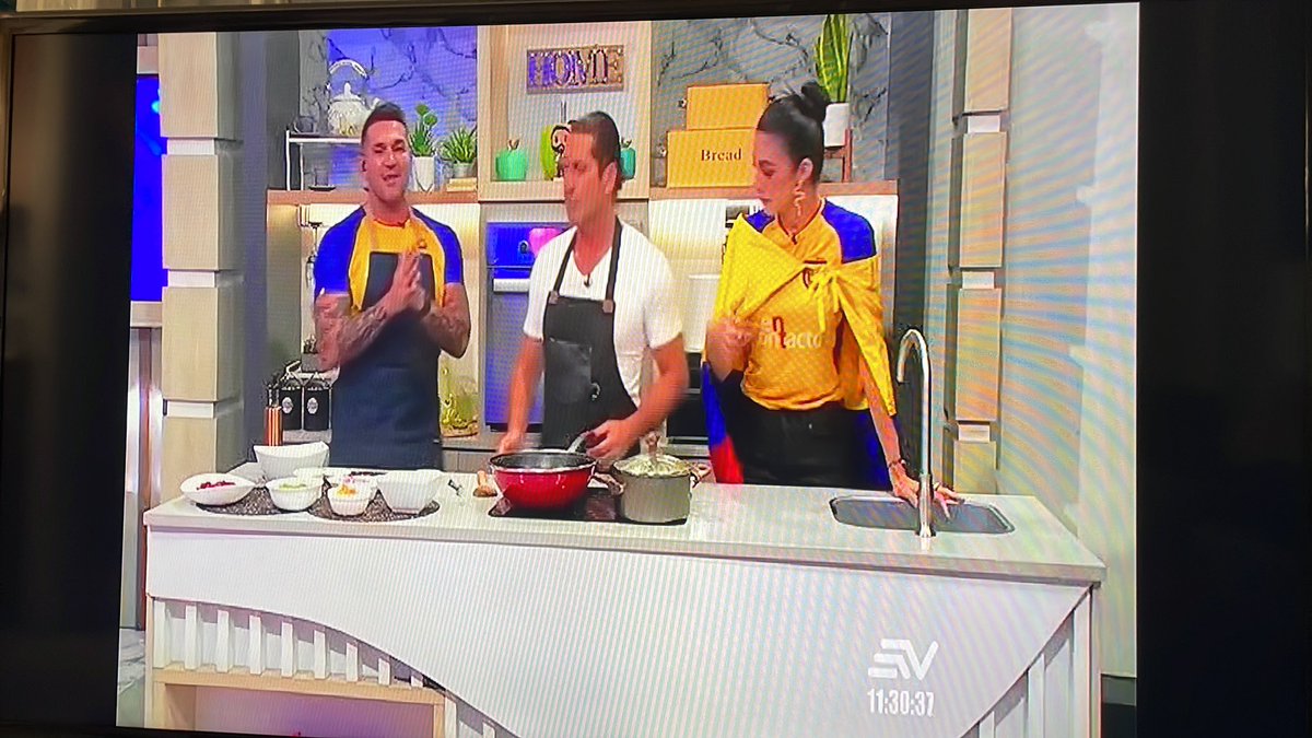 latenightlalli's tweet photo. Que sorpresa encontrar a Gregorio o el Titi en televisión. Por si alguien le interesa está en Ecuavisa #LCDLF4 https://t.co/xmCY9DSr5O