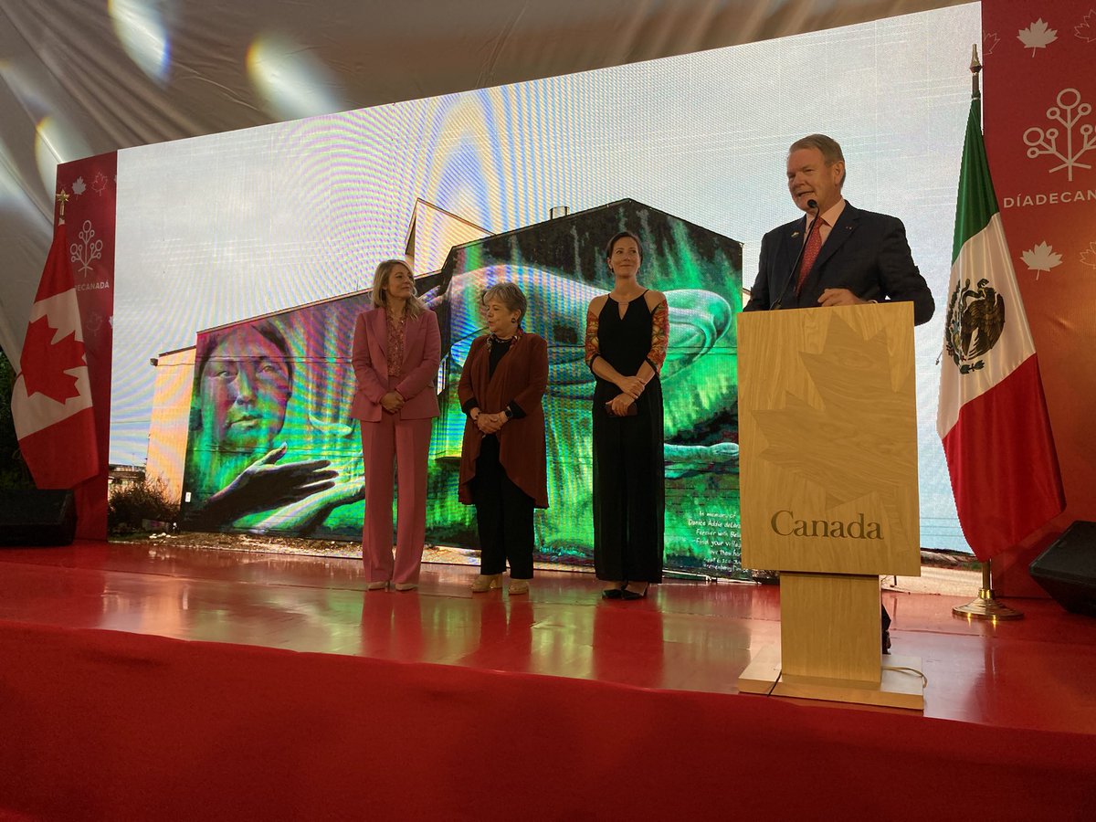 QuebecMX's tweet photo. ¡Felicitamos a nuestros colegas de la @EmbCanMexico por la celebración del #DíadeCanadáMx mismo que fue subrayado en presencia de la ministra @melaniejoly y de la canciller @aliciabarcena! ⚜️🇨🇦🎊 ¡Enhorabuena! @GClark_CA @shemingwaymx @sallard1 https://t.co/vJh3BlGfWu