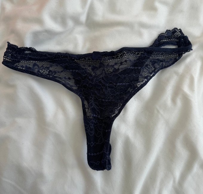 Ce petit string en dentelle bleu te fait de l&rsquo;&oelig;il ? 👀 Alors imagine le port&eacute; plusieurs jours avec ma