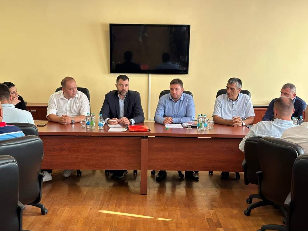 SNSDDodik's tweet photo. Организациони секретар СНСД @dodik_igor посјетио је Општински одбор СНСД #Rogatica, гдје је са члановима мјесних одбора разговарао о досадашњим активностима.
ОО СНСД Рогатица може се похвалити организованом и стабилном структуром, а утврђен је и план рада за наредни период. https://t.co/lAaYHZWKYJ