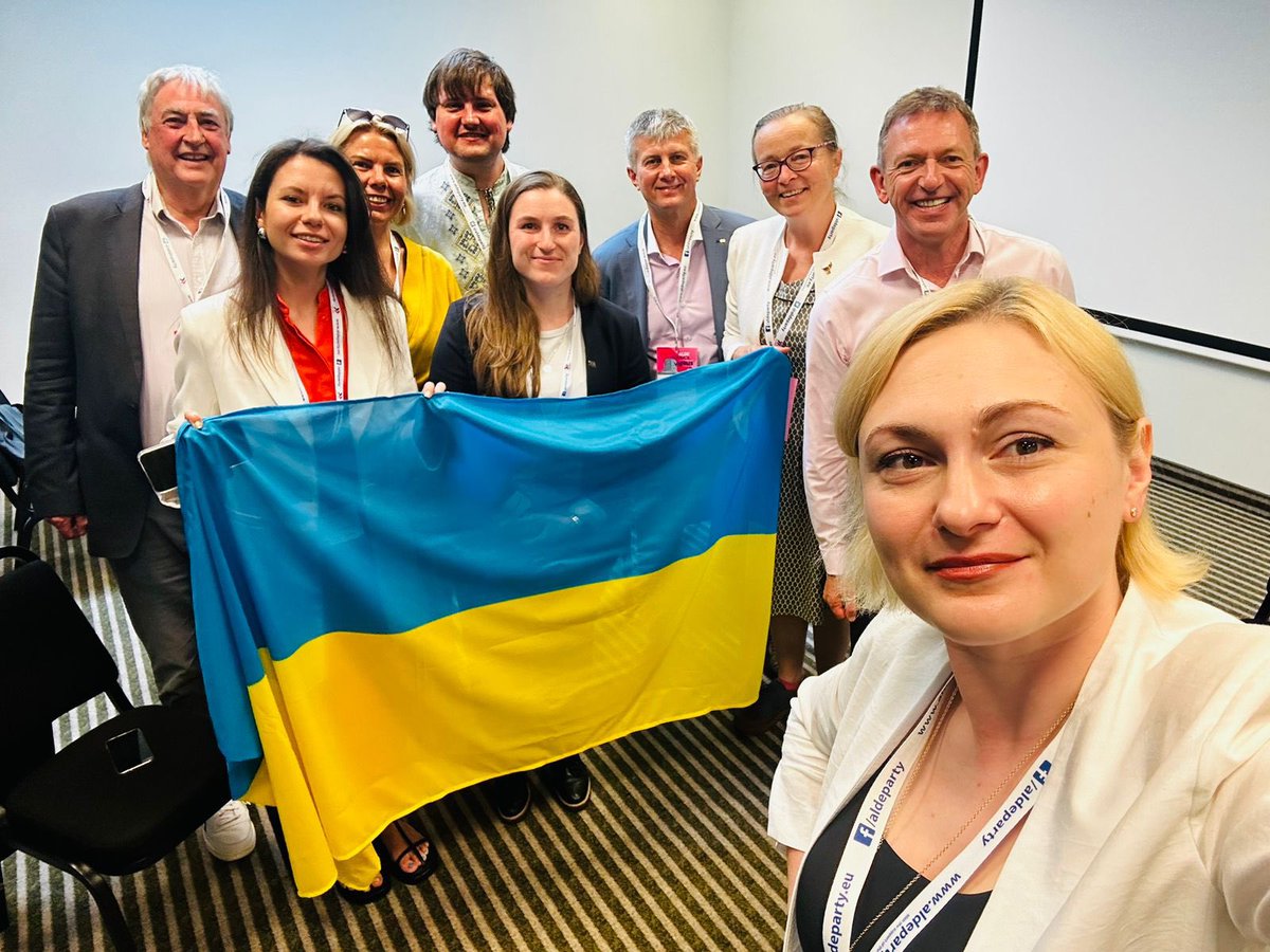 Whilst <a href="/Nigel_Farage/">Nigel Farage MP</a> sucks up to his pal #Putin 

<a href="/LibDems/">Liberal Democrats</a> proudly  #StandWithUkraine &amp; support our sister party  <a href="/sluganarodu_pp/">Партія «Слуга Народу»</a> <a href="/ALDEParty/">ALDE Party</a> - #Ukraine belongs in our family of liberal democracies 

<a href="/kravchukev/">Yevheniia Kravchuk</a> <a href="/ZelenskyyUa/">Volodymyr Zelenskyy / Володимир Зеленський</a> <a href="/KyivIndependent/">The Kyiv Independent</a> <a href="/PhilBennion/">Phil Bennion 🇬🇧🔶🇪🇺</a> <a href="/SalBrinton/">SalBrinton</a> <a href="/EdwardJDavey/">Ed Davey</a>