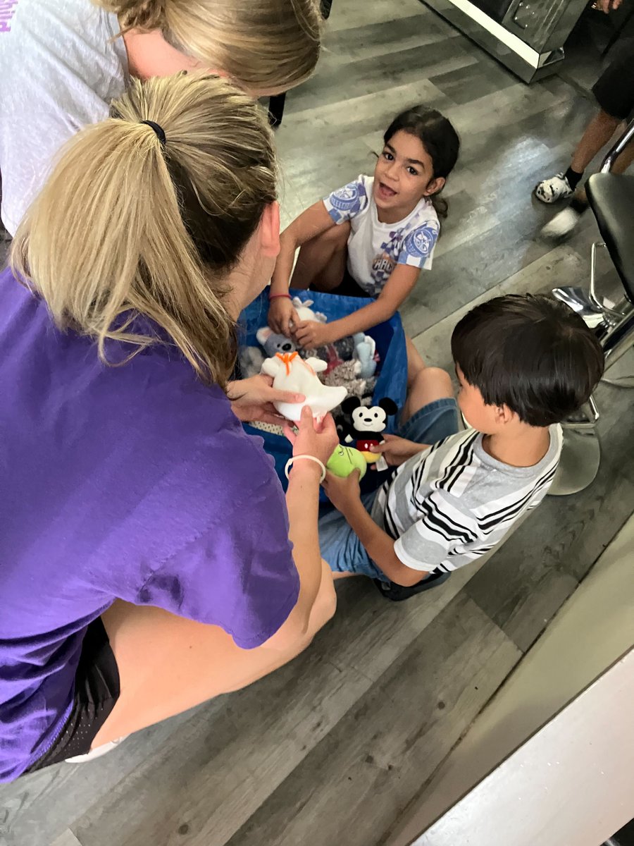 OHAATorg's tweet photo. This energetic group of volunteers braved Saturday's temperatures to deliver beds to children in need, and got to hand out stuffies 💜 Thank you Kat, Lauren, Karen, Tim &amp; Leo for supporting the Beds for Kids program!
#OHAAT #Volunteers #MakingADifferenceLocally #ThankYou https://t.co/KkdDPd4kPJ