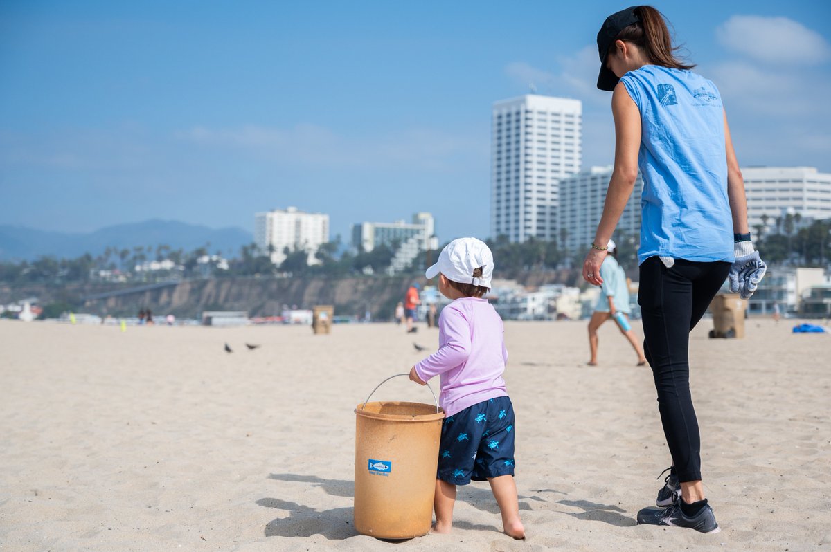 CleanLA's tweet image. 🌞 It's Clean Beaches Week! 🌊 Enjoy the sun, surf, and sand while helping to keep our beaches clean. Remember to recycle and clean up ♻️. Together, we can protect nature for future generations. #BeachDay #EcoFriendlySummer #KeepItGreen