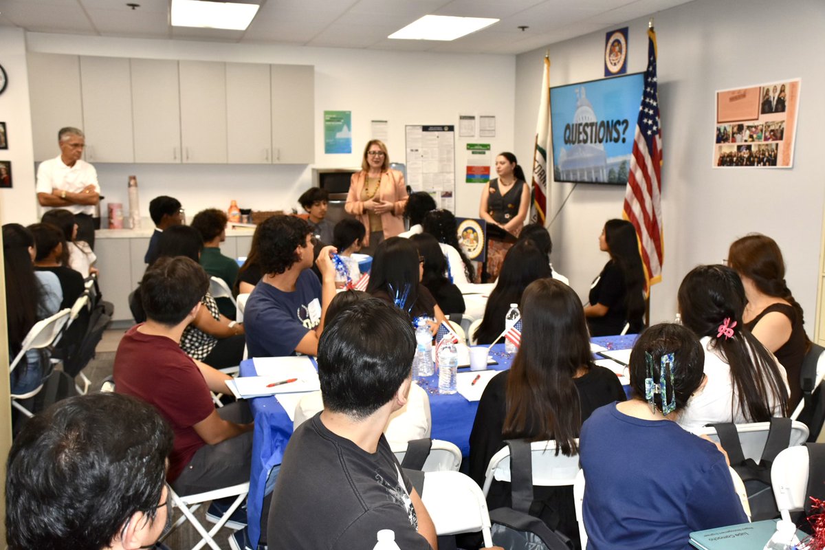 SenEloiseReyes's tweet photo. Here we go again! 🔄 We welcomed our 8th cohort of the #AD50 Young Legislators! Our office hosted students & families for Orientation. I love encouraging our youth to push themselves to reach their highest potential. I cannot wait to see what the Young Legislators achieve! https://t.co/zIkoBNkJ5F