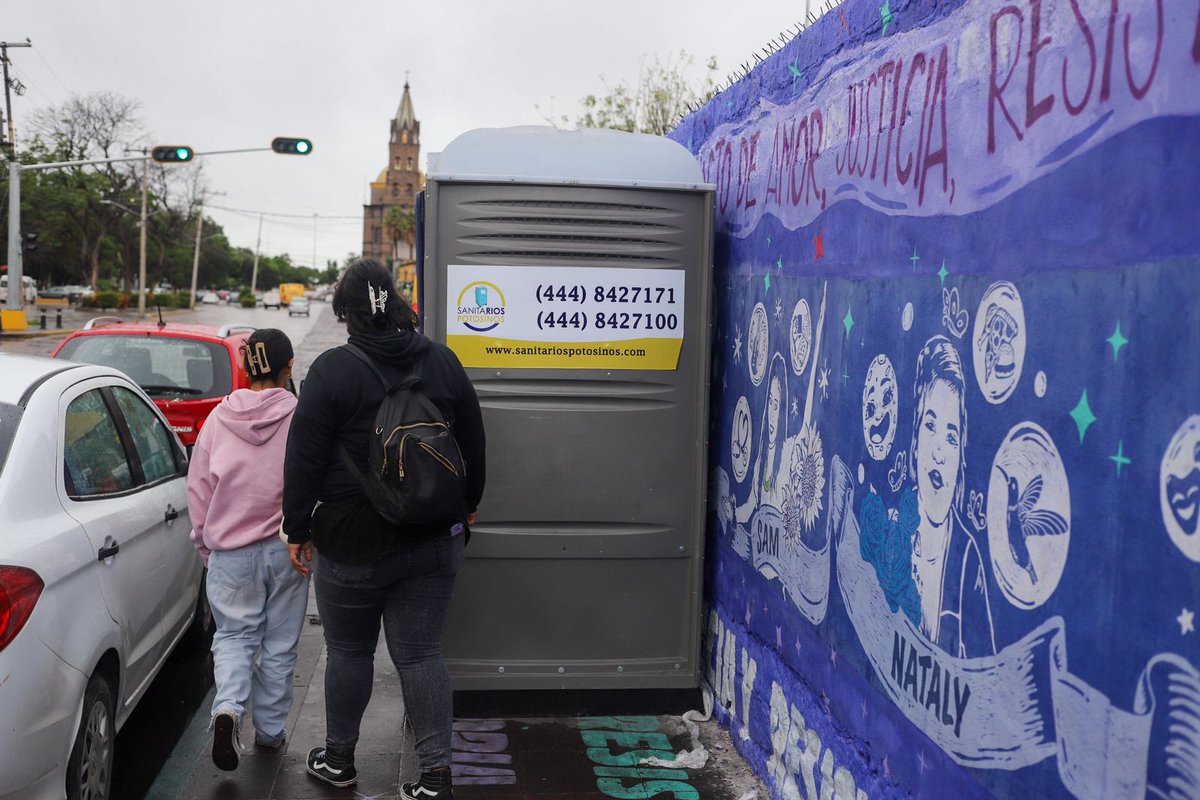 ElSoldeSanLuis's tweet photo. 😡 Con unos baños, tapan memorial por las víctimas de feminicidio en SLP

👉 Esta acción ha generado una profunda indignación entre las defensoras de derechos humanos y familiares de las víctimas.

✒️ Ale Ruiz 📷 Nahum Delgado | Checa aquí los detalles: https://t.co/HD15wb1DuZ https://t.co/UyMk4Hi41p