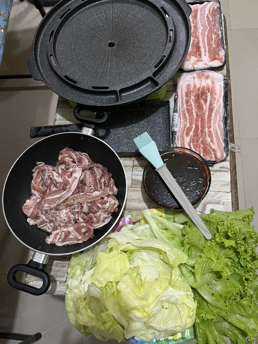mitzicrayyy's tweet photo. DIY samgyup but no kimchi for tonight 🥓 https://t.co/6fifrIwuVl