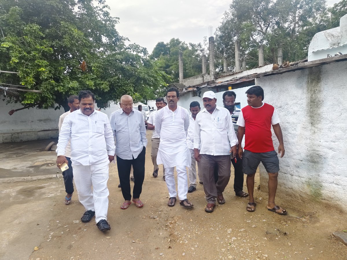 meegmr's tweet photo. కొత్తకోట మండలం కనాయపల్లి గ్రామంలో ఇటీవల అనారోగ్యంతో మృతి చెందిన దరమోని గోపాల్ గారు, తోకలి రవి గార్ల కుటుంబ సభ్యులను పరామర్శించి, వారి మృతికి సంతాపం తెలియజేసి, వారి కుటుంబ సభ్యులకు ఆర్థిక సహాయం అందజేసిన https://t.co/QKdHwqrwXD