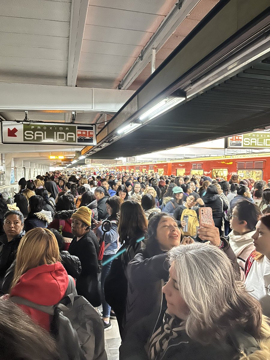 dany_v03's tweet photo. Otro poquito y ya es pantitlan, 20 min y no sale ningún tren #MetroCDMX @MetroCDMX @GobCDMX https://t.co/Fo9WbZn1K3