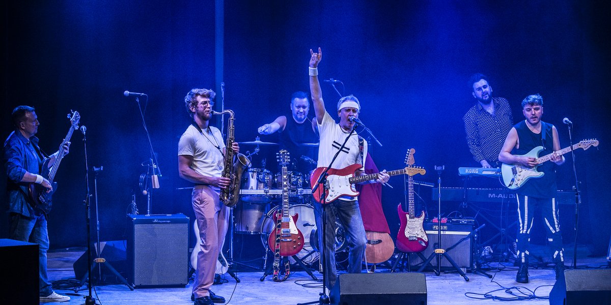 WatersmeetVenue's tweet image. Get ready for a night of epic guitar riffs and classic tunes at Money for Nothing on Thursday, 10 October 2024 at Watersmeet Theatre in Rickmansworth. 

ow.ly/q7Hz50SofKp

#MoneyForNothing #DireStraitsTribute #RockOn #watersmeetrickmansworth #supportlocaltheatre