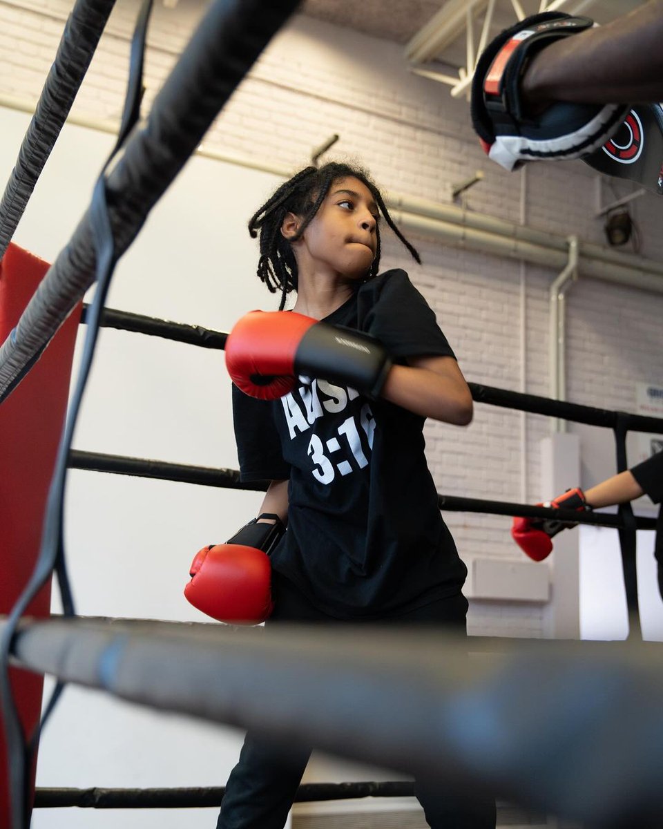 beyondthebias_'s tweet photo. In the UK, 1 in 6 young people face mental health challenges. We've been empowering young minds through the art of boxing. Our programme, funded by @mayorsfund, has supported 30 young men with training, meals, books, and more.

#BoxingForChange #MentalHealthMatters https://t.co/DuVQGqZc2M