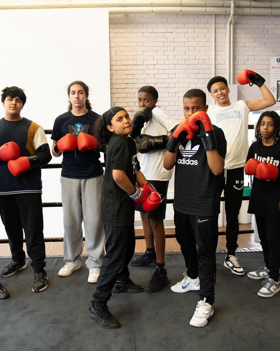 beyondthebias_'s tweet photo. In the UK, 1 in 6 young people face mental health challenges. We've been empowering young minds through the art of boxing. Our programme, funded by @mayorsfund, has supported 30 young men with training, meals, books, and more.

#BoxingForChange #MentalHealthMatters https://t.co/DuVQGqZc2M