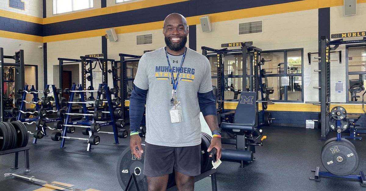 MDrago59's tweet image. Rob Flowers determined to see Muhlenberg football bloom once more mikedragosports.com/flowers/ @muhlsd @MuhlsAthletics @MentalMuhls
@mikey_miller1 @ryan_rosenberry @shermarkillen8 @SamoanSigma @RHSquiresClub @RDGschools @cityreadingpa @CoachMFlowers @CoachRickPerez #mikedragosports