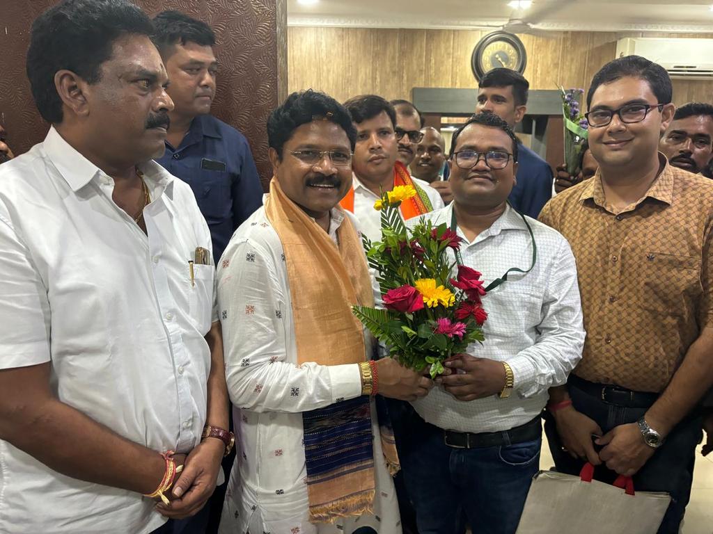 AOPSA2023's tweet photo. Great meeting with Hon'ble Health Minister @MahalingMukesh Sir today.@AOPSA2023 shared its works &amp; achievements &amp; got compliments and positive response. We r grateful to Hon'ble Minister for his precious time &amp; support. Hoping a great future of Physiotherapy in Odisha.@HFWOdisha https://t.co/ZdQXIgDm4d