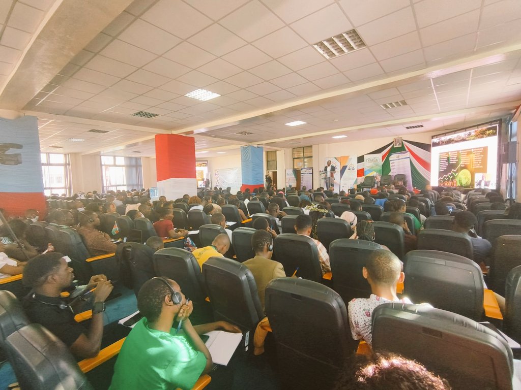 Summer_School1's tweet photo. Peter Odhego's perspective on financing for climate justice resonated deeply in today's session."Supporting local initiatives is crucial; it's about equity and sustainability,' he emphasized. Let's empower grassroots efforts for a greener future!  #ClimateFinance 
#FLLOCA
@PACJA1 https://t.co/pjk0bwhYPn