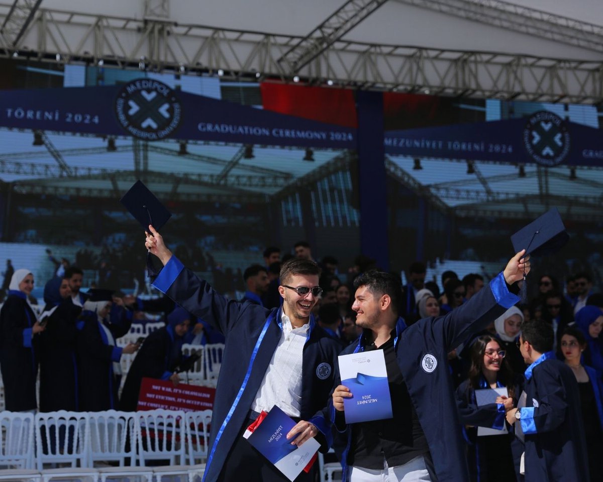 medipolunv's tweet image. Mühendislik ve Doğa Bilimleri Fakültesi töreninden kareler 😎😊🎉🥳🎓