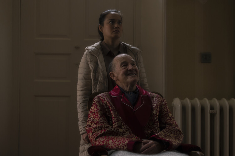 MovistarPlus's tweet photo. Una inmigrante sin papeles es contratada como cuidadora de un anciano moribundo, un buen trabajo que se torna en pesadilla. Porque todo el mundo tiene secretos...🙈
Se viene una buena dosis de terror gótico en #RagingFire, un #EstrenoDirecto ya disponible. https://t.co/vMNkkLsLHX
