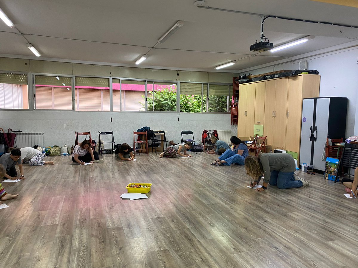 CasaldelMestre's tweet photo. 1r dia d'escola d'estiu a Granollers. Les hem començat amb molta il·lusió, energia i ganes de continuar aprenent.
Aquesta setmana, arteràpia, "Arteràpia per gaudir, descobrir i conèixer l'alumnat (i a tu mateix)" amb la Neus Barceló.
@FMRPc #EEstiu24 #formacióestiu #mrp #ee2024 https://t.co/pjvYsEZ3ap