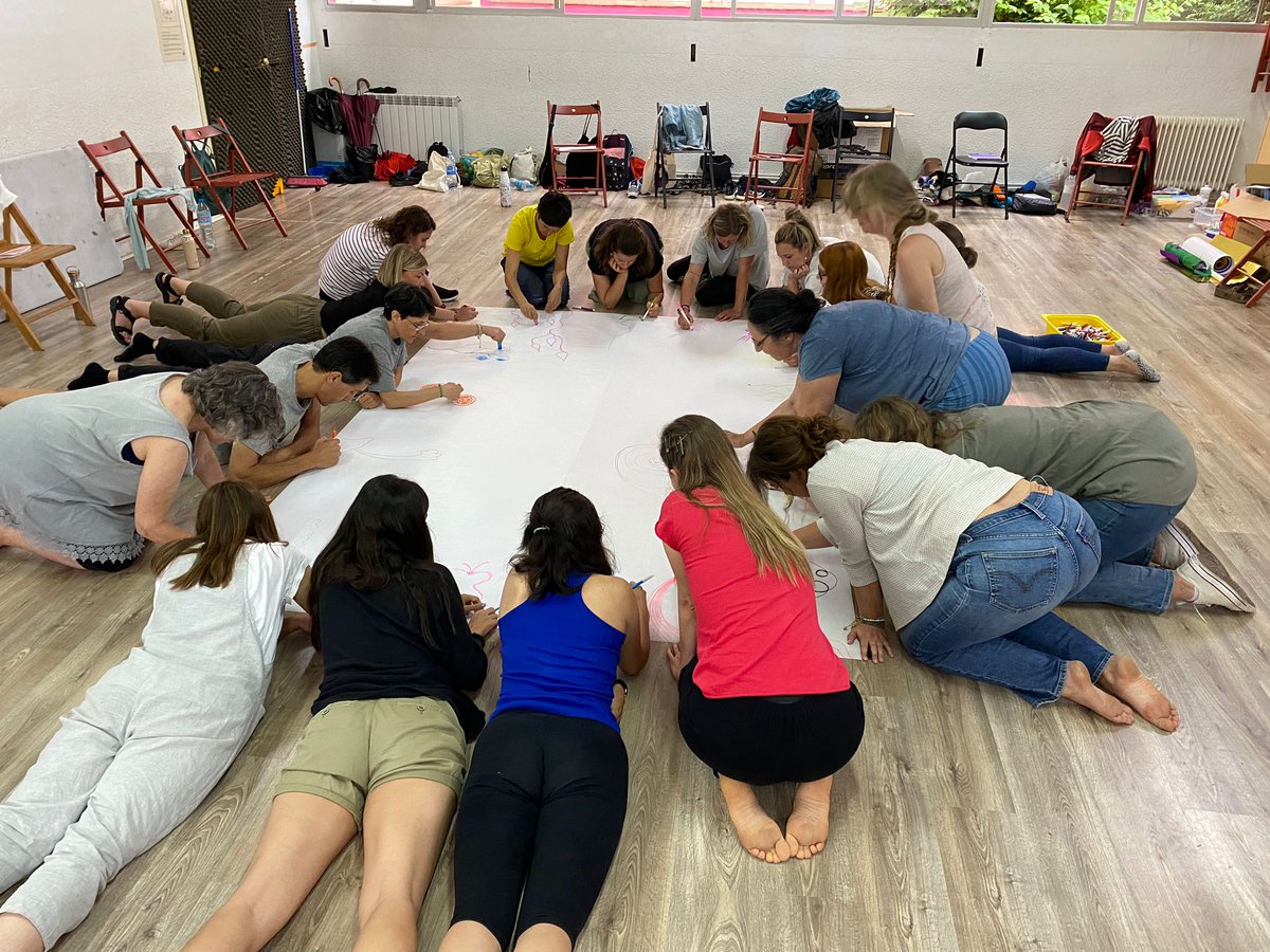 CasaldelMestre's tweet photo. 1r dia d'escola d'estiu a Granollers. Les hem començat amb molta il·lusió, energia i ganes de continuar aprenent.
Aquesta setmana, arteràpia, "Arteràpia per gaudir, descobrir i conèixer l'alumnat (i a tu mateix)" amb la Neus Barceló.
@FMRPc #EEstiu24 #formacióestiu #mrp #ee2024 https://t.co/pjvYsEZ3ap