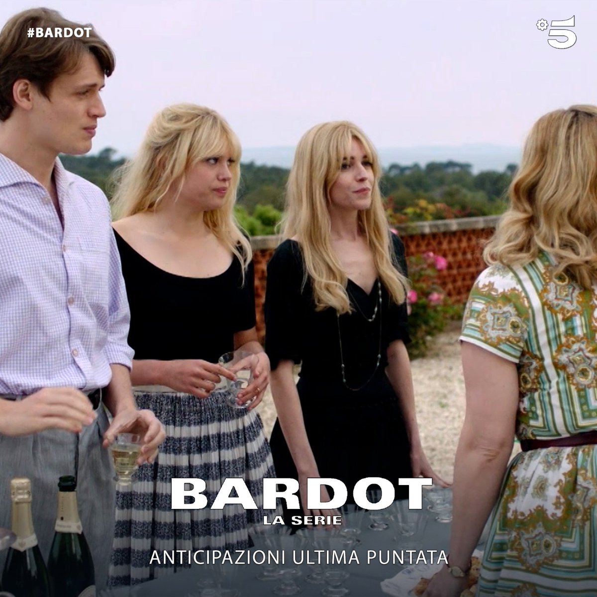 fictionmediaset's tweet photo. Per scoprire i volti che affolleranno la terza e ultima puntata di # Bardot, stasera su #Canale5 e su #MediasetInfinity, ecco a voi le nostre anticipazioni fotografiche.
#BB con #JuliaDeNunez e molti altri ottimi attori.
Sceneggiatura e regia di Danièle e #ChristopherThomson. https://t.co/3VP8rQ4ncY