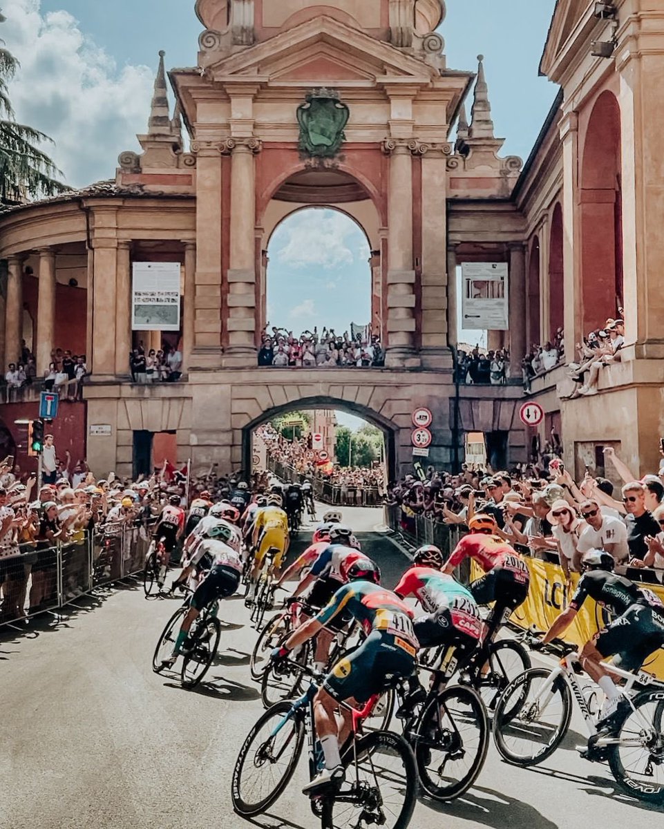 BolognaWelcome's tweet photo. Ancora qualche immagine di una giornata che entrerà nella storia 😍 MAGICO @LeTour 💛🚴🏼‍♂️ MAGICA #Bologna MAGICI voi 🫶🏻 📷 Valentina Celeste @comunebologna @turismoER @LeTour_Italia https://t.co/VQ64r161c9