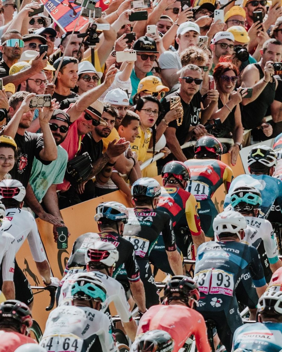 BolognaWelcome's tweet photo. Ancora qualche immagine di una giornata che entrerà nella storia 😍 MAGICO @LeTour 💛🚴🏼‍♂️ MAGICA #Bologna MAGICI voi 🫶🏻 📷 Valentina Celeste @comunebologna @turismoER @LeTour_Italia https://t.co/VQ64r161c9