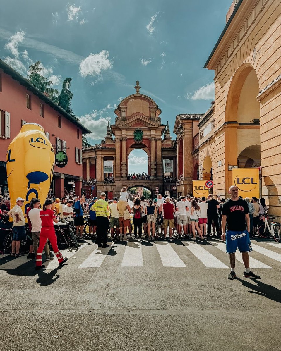 BolognaWelcome's tweet photo. Ancora qualche immagine di una giornata che entrerà nella storia 😍 MAGICO @LeTour 💛🚴🏼‍♂️ MAGICA #Bologna MAGICI voi 🫶🏻 📷 Valentina Celeste @comunebologna @turismoER @LeTour_Italia https://t.co/VQ64r161c9